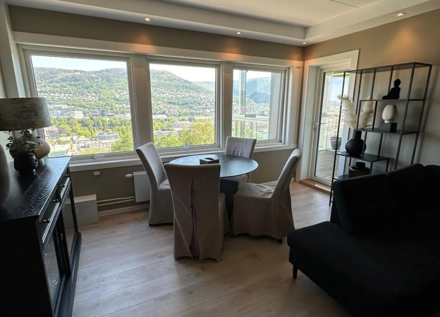 Leilighet Med Nydelig Utsikt Over Bergen